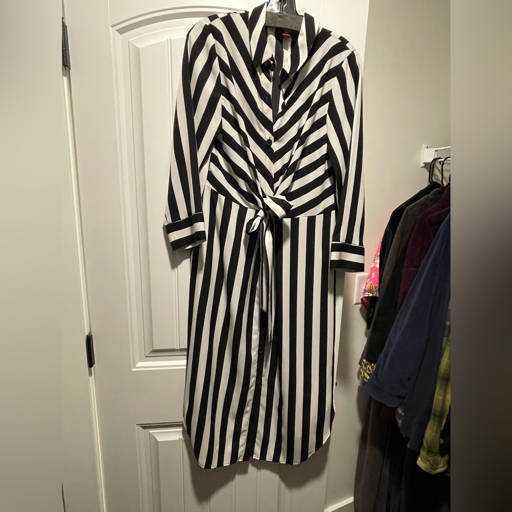 Medium black & white striped Vince Camuto dress. Eye catching & flattering fit!